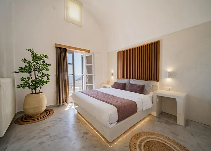 Bluewhite Suites & Villa Santorini