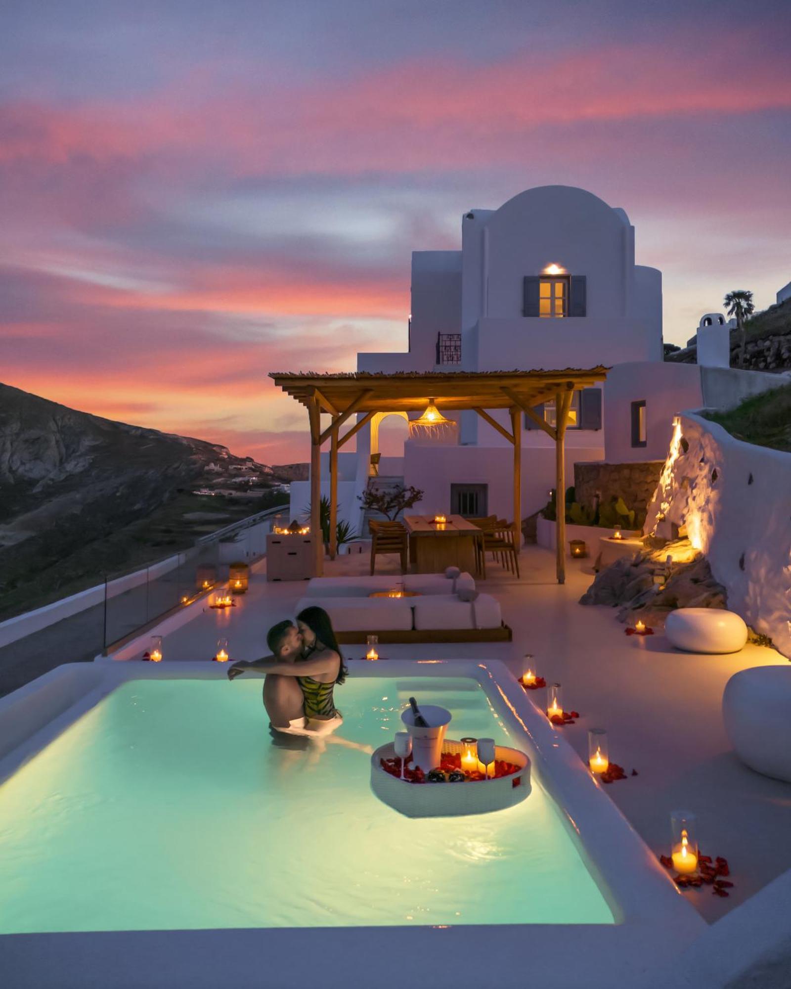 Bluewhite & Santorini * Pýrgos