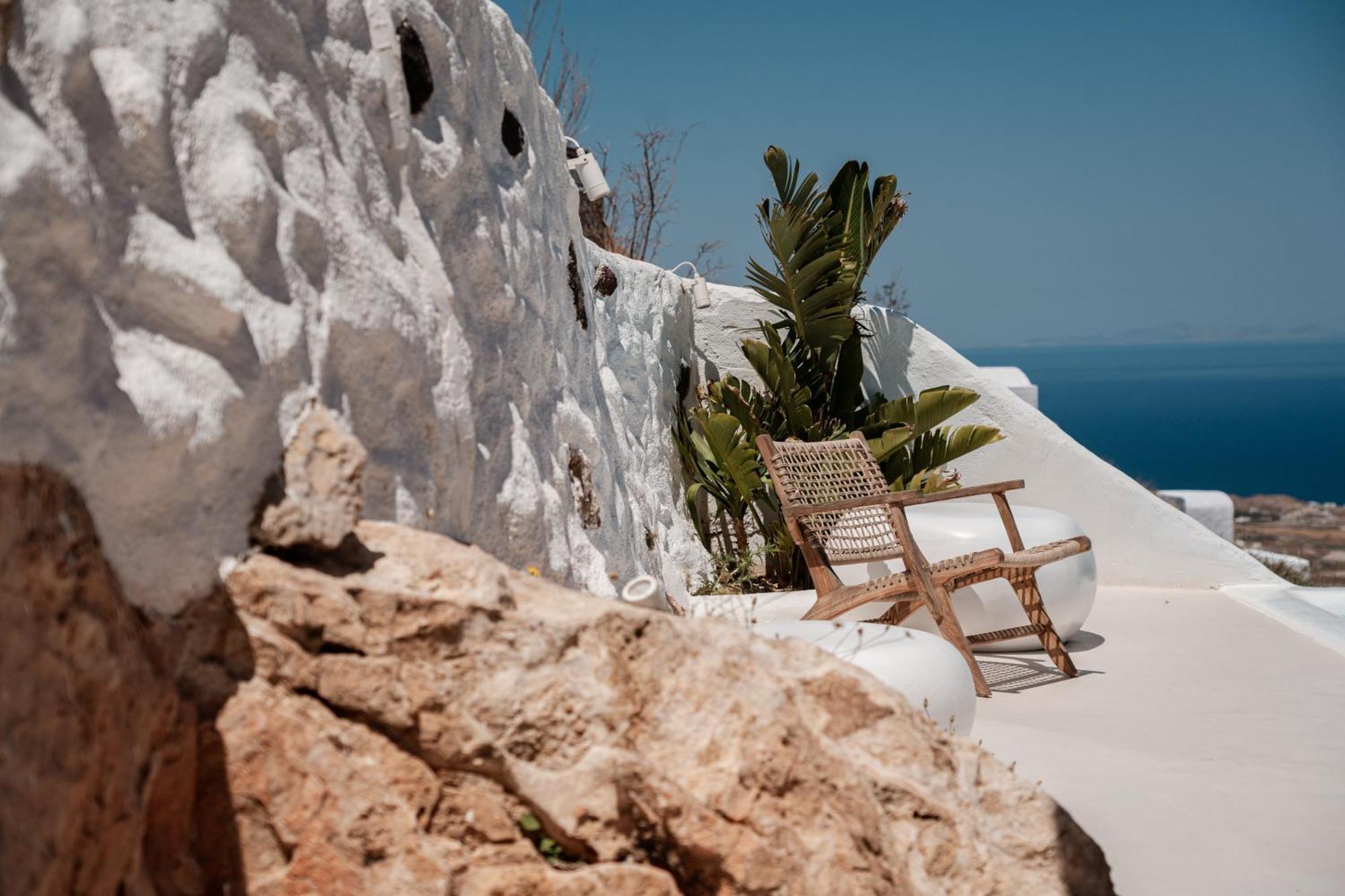 Bluewhite & Santorini * Pýrgos